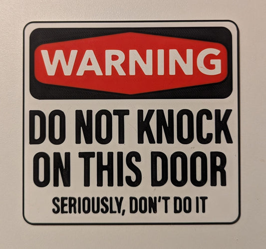 Türschild "WARNING- DO NOT KNOCK..."