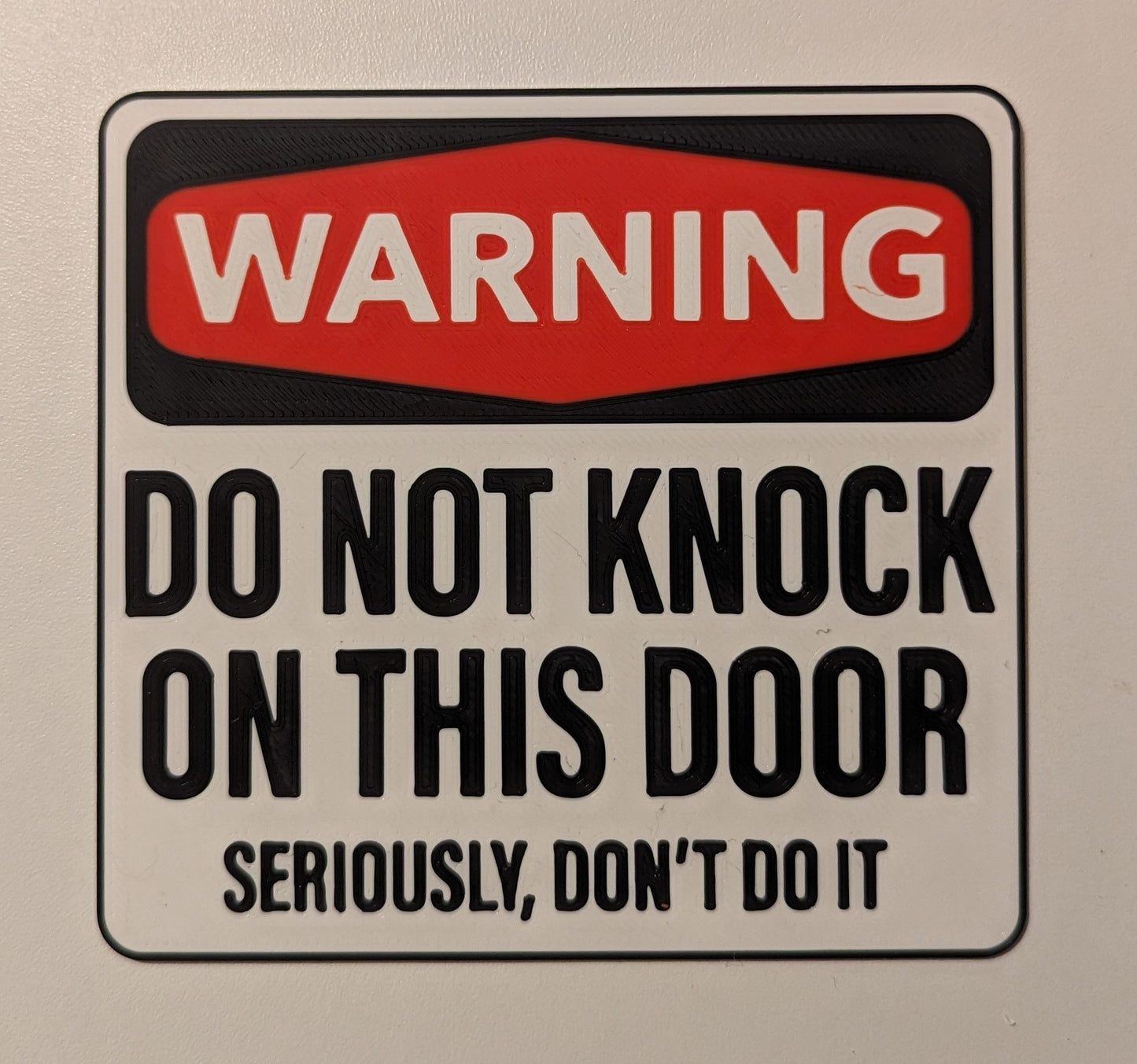 Türschild "WARNING- DO NOT KNOCK..."